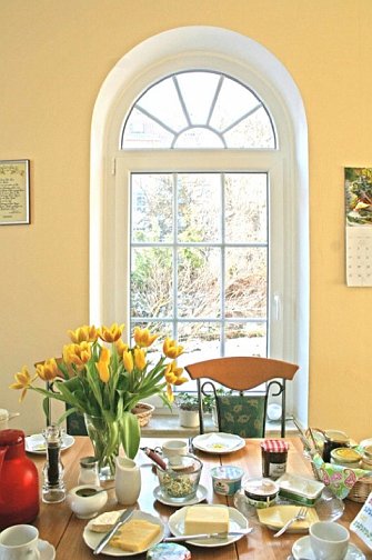 Slide17.jpg - The visit sparked a collaborative relationship between British and German directors and included a traditional British tea. The kitchen, like many rooms in the building, is filled with natural light.