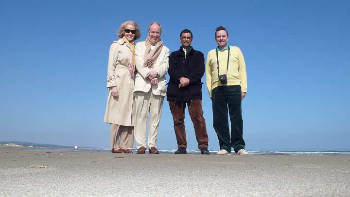 09.jpg - The Dillbecks, Dr Lindsay Cabon and Dr Lemoine stroll on the Narbonne beach. The city possesses a perfect orientation to the sea according to principles of Vedic Architecture.