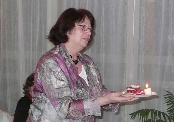 15.jpg - Betty Frappe honours the tour members and the occasion. Dr Lemoine upheld Betty as the Mother of France among teachers of the Transcendental Meditation Programme.