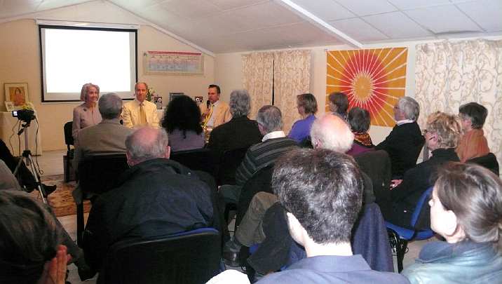 29.jpg - Dr Lemoine said, ?by focusing on the very fundamental aspects of Maharishi Mahesh Yogi?s knowledge of the development of consciousness, the Dillbecks allowed participants to see how real their own experiences are and then they would ask what they could do to accelerate these advantages.?