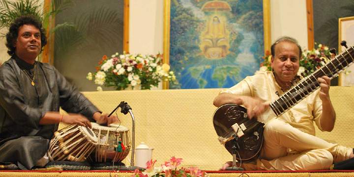 16-2010-08-29-.jpg - The celebration enjoyed a blissful Gandharva Veda concert with Professor Padma Bhushan Debu Chaudhuri and tabla player Kousic Sen, on left.