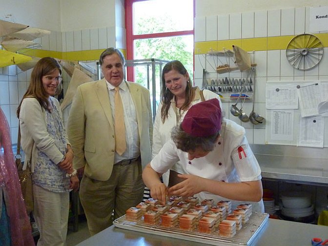 Erfurt'12_2.jpg - Dr Morris tours the Bergmann Bakery with *** and Martina Bergmann (left).