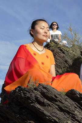 01_Mongolia_11.jpg - Mongolia: Ladies enjoying the sun while practising the Transcendental Meditation Programme.