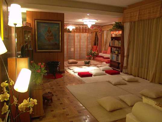 19_Spain_01.jpg - A tranquil room in Madrid?s Maharishi Ayur-Veda Spa. The Global Mother Divine representative, Pilar Franco de Sarbia, has been giving Maharishi Ayur-Veda consultations, and conducts consultation tours in Barcelona and Zaragoza. Spanish top model Bilma Bos� has given support to the spa, and an internationally famous singer, Miguel Bos�, was so happy with the spa program that he dedicated a special song to Ayur-Veda in his most recent album.