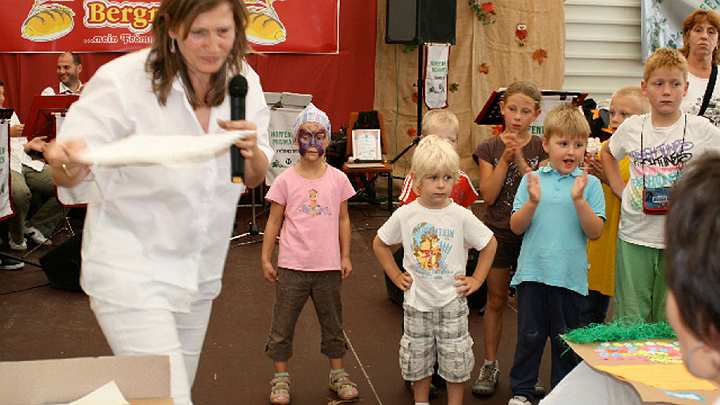 Germany-_07.jpg - Germany: Children painted pictures on the theme of the day??Establishing Balance in Nature??and received prizes.