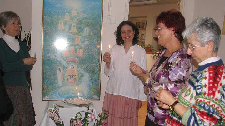 Israel-2.jpg - Israel: Ladies made wishes and gave blessings at the knowledge course.