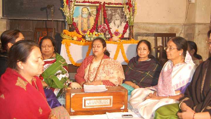 02_India_13.jpg - Global Mother Divine faculty of  the Maharishi Midya Mandir (Consciousness-Based Education school in Kolkata (Calcutta)  prepare for the day with their Transcendental Meditation SIdhis practice.