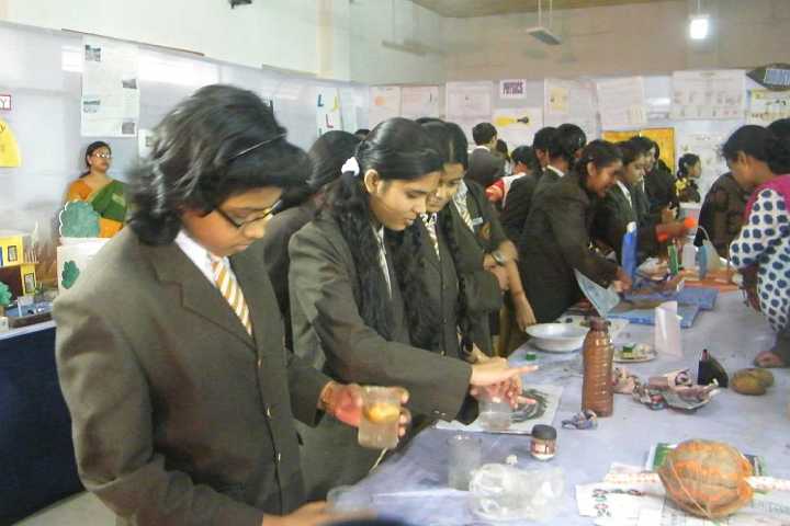 India_39.jpg - 3 July 2012 reportKolkata: Sudents' science exhibit during the 'Explore 2012' presentations.