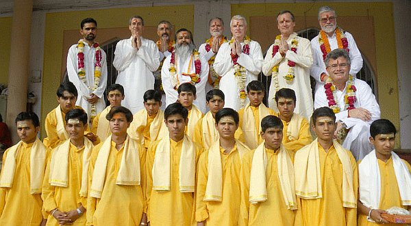 group-pundits-Ujain.jpg - The delegation with Maharishi Vedic Pandits at Canada?s Jyotir Linga, Mahakaleshwar, in Ujjain. There is a long history of students attending universities in the city to study holy scriptures.