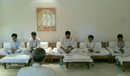recitation.jpg - Delegates listen to Maharishi Vedic Pandits recite in a Raja's residence.