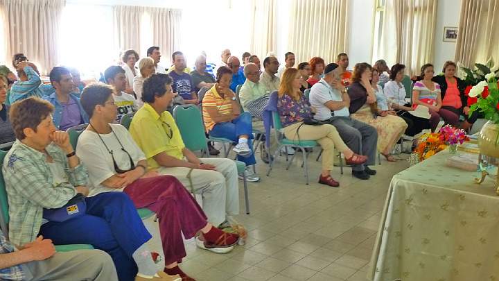 Israel-023s.jpg - The talks on Maharishi?s teachings at the assembly, given by Dr Morris and Dr Brooks, sparked a great deal of interest and discussion among the participants.