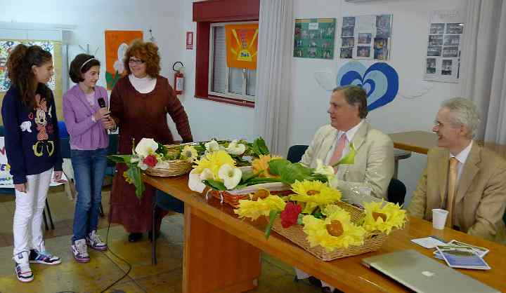 Italy-059.jpg - Edmondo de Amigas students express their wish to Dr Morris that the programme for Transcendental Meditation continues so all students can have the opportunity to take advantage of its benefits.