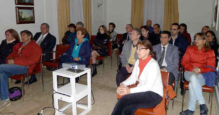 Italy-395.jpg - The practitioners of Transcendental Meditation in Napoli applauded Dr Morris for giving a deeper understanding of the profound nature of Maharishi?s knowledge.