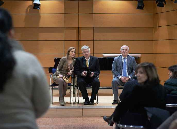 16LynchwithMeditators.jpg - Dr David Lynch, centre, with translator and Dr Mariano Facipieri, right, Director of Maharishi?s programmes in Italy, held an enjoyable meeting with practitioners of Transcendental Meditation in Milan.