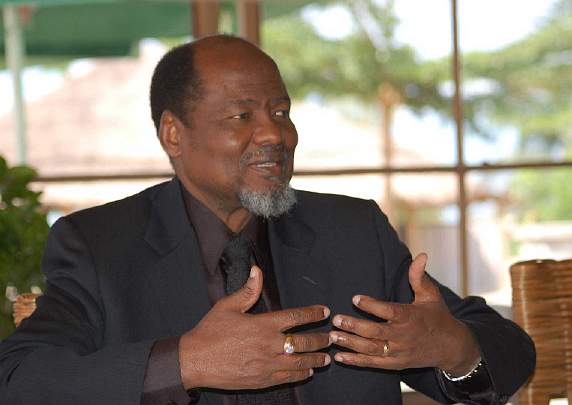 04_Kenya_06.jpg - Former President Joaquim Chissano of Mozambique, a leader very much loved by Kenyans, prepared a compelling four-minute video speaking about the importance of creating unity in the nation through individuals learning the Transcendental Meditation Technique.