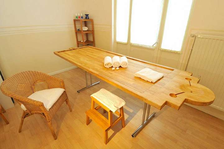 09-SpaBelgiumTable.jpg - A typical treatment room in a Maharishi Ayurveda Health Centre. This room, in the Brussels Maharishi Ayurveda Centre, is readied for a type of massage using a great amount of herbalized oil?usually the client is on a well-cushioned table for the regular massage or abhyanga.