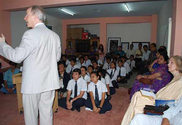 22g.jpg - Dr Michael Dillbeck and Dr Susie Dillbeck gave presentations to students and educators in Nepal on Consciousness-Based Education.