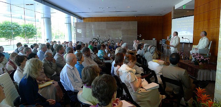 P1040734.jpg - A group of 130 gathered at 2000 Tower Oaks Boulevard to hear Dr Nader?s introductory seminar on the Ramayan in Human Physiology. This group already had some understanding of the concept of the Veda as the blueprint of the physiology, and attended to gain a broader perspective.