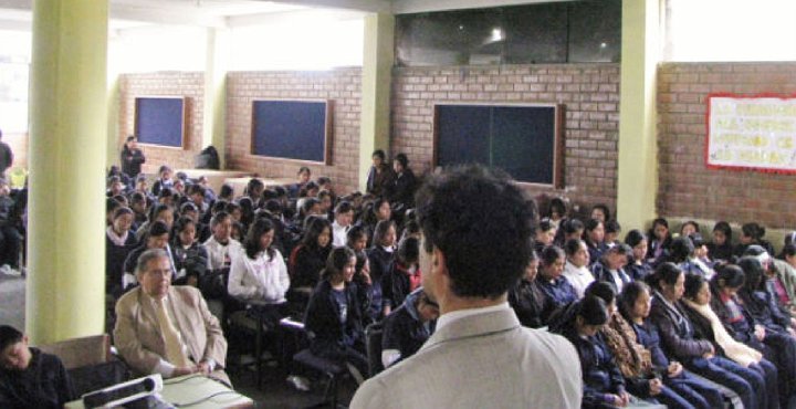 16_Peru.jpg - Dr Ortiz explains to students how their potential will naturally develop through regular practice of Transcendental Meditation.