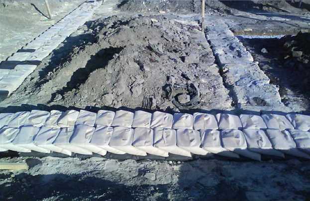Slide06.jpg - Even the foundations can be made out of sandbags as the walls can then absorb ground expansion and shifting.
