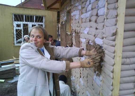 Slide26.jpg - Mr Youchim Claes, mindful of his business clothes, took a turn at plastering.