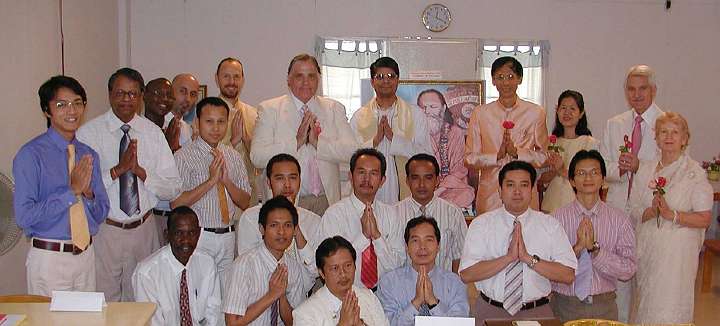 GFC-Thailand-(04).jpg - Dr Morris (back row, in white) and Raja Vikram visited the Teacher Training Course for the Transcendental Meditation Programme (TM) in Chanthaburi (SE Thailand).Raja Vikram stands third from right, back row, next to his wife, Mother of the Domain Varaporn.