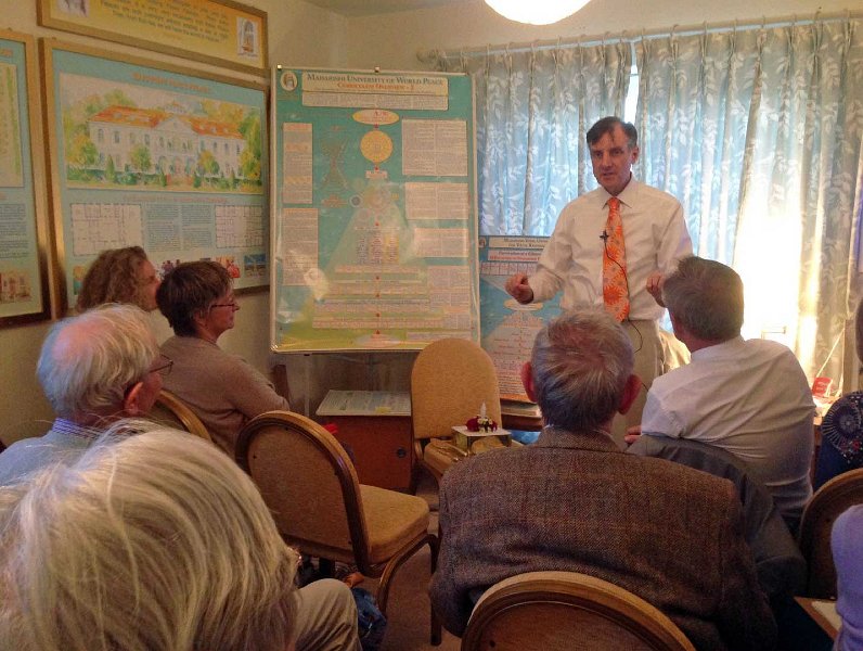11_uk.jpg - Dr Warburton lectures on his course Total Knowledge of Natural Law, the knowledge and technologies of Maharishi's Vedic Science.