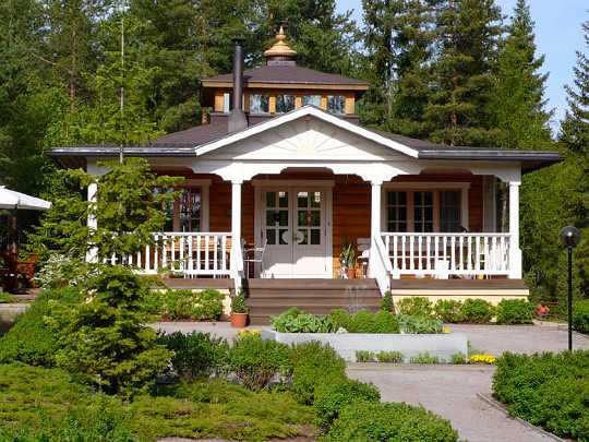 43.jpg - Finland: This beautiful log house was designed by the eminent Vastu architect and Deputy Director of Vedic Architecture, Wojtek Skalski.