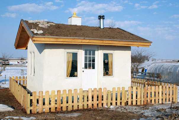 55.jpg - Fairfield, Iowa, USA: This dwelling of 12 square metres (120 square feet) was built on the property of a larger Vastu home in Iowa by one of the family?s children. The roof will become a living roof of sod.