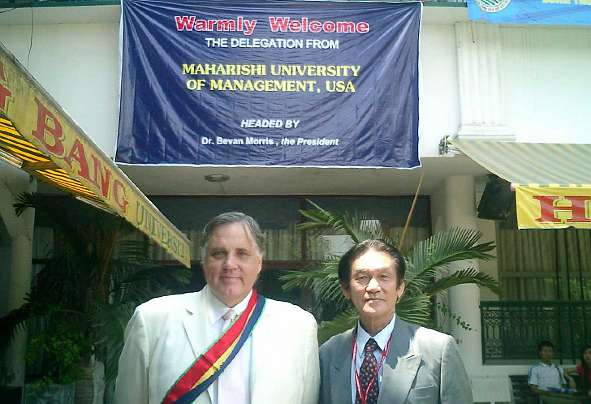 VN-(27).jpg - Dr Morris and the university president under the welcoming sign for the delegation.